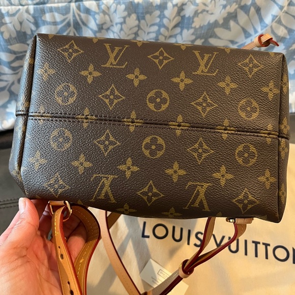 Louis Vuitton Montsouris PM - Picture 8 of 14
